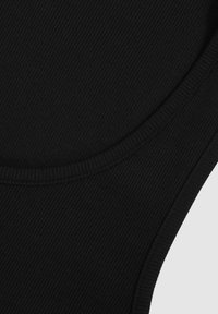 Czarna prążkowana tkanina o gładkiej fakturze i okrągłym dekolcie. Krawędź wykończona jest jednolitą linią przeszycia.