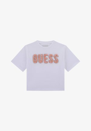 Hvid kortærmet t-shirt med tekstureret pink "GUESS" skrift over forsiden. Klassisk rund halsudskæring, lavet af blødt stof.