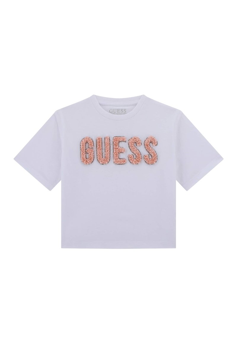Vit t-shirt med kort ärm som har texturerad rosa "GUESS"-text framtill. Klassisk rund halsringning, tillverkad av mjukt tyg.