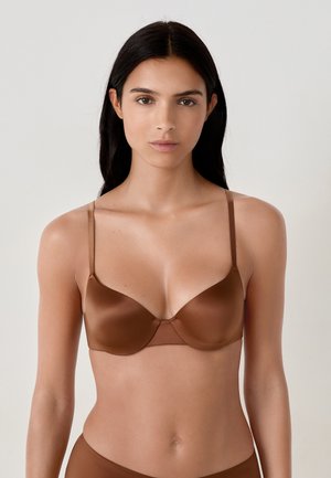 Soutien-gorge en satin brun avec une finition lisse, doté de bretelles réglables et d'un design simple. Comprend des armatures pour le soutien et une forme de bonnet sans couture.