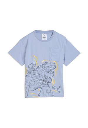 T-shirt azzurro chiaro a maniche corte con tasca frontale e un grande contorno grigio e giallo di un dinosauro robotico e un piccolo logo Puma in basso a destra.
