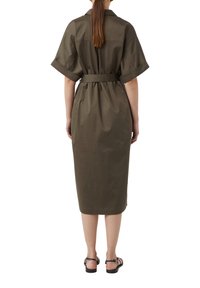 Olivgrünes, knielanges Hemdkleid aus leichtem Stoff, mit kurzen Ärmeln, elastischem Taillengürtel und geradem Schnitt mit minimalen Details.