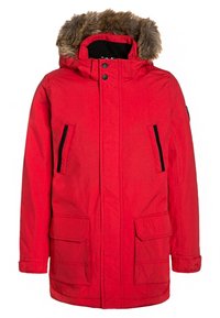 Rød parka jakke med en faux fur hætte, front lynlås og knaplukning, to store forlommer og sorte lynlåslommer som detaljer.