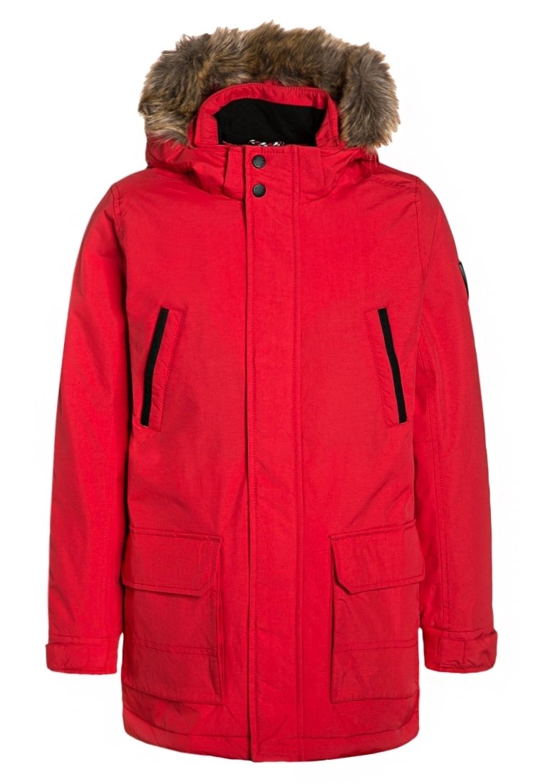 Rød parka jakke med en faux fur hætte, front lynlås og knaplukning, to store forlommer og sorte lynlåslommer som detaljer.