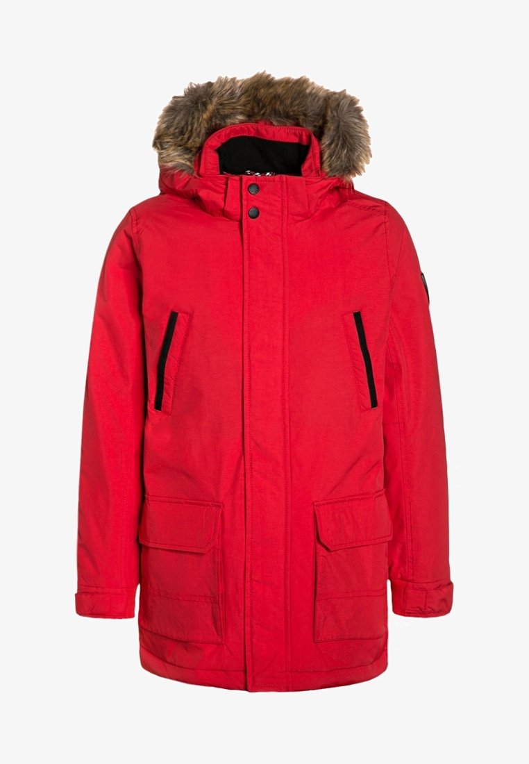 Rød parka jakke med en faux fur hætte, front lynlås og knaplukning, to store forlommer og sorte lynlåslommer som detaljer.