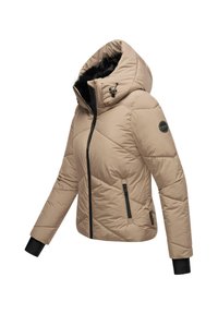 Beige pufferjack met een hoge kraag, zwarte nepbontvoering, diagonale stiksels en ritszakken. Heeft zwarte accenten op de mouwen.