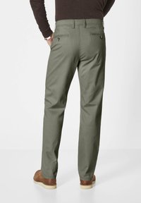 Olivgrüne Baumwollhosen mit geradem Bein, ausgestattet mit zwei Gesäßtaschen mit Knopfverschluss und einem Bund mit Gürtelschlaufen.