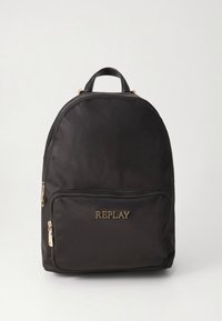 Sac à dos en nylon noir de forme arrondie, avec des accents en métal doré, une poche avant zippée et un logo "REPLAY" embossé. Comprend une poignée supérieure.