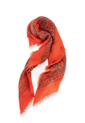 Bufanda naranja con estampados florales y geométricos negros, doblada de forma suelta con bordes con flecos sobre un fondo blanco.