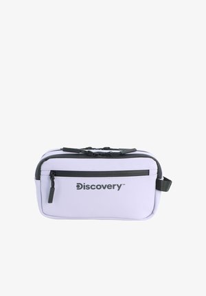 Neceser de viaje sintético púrpura con cierre negro, logotipo y correa ajustable. Tamaño pequeño con textura suave y diseño duradero.