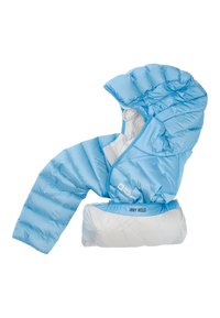 Lichtblauwe gewatteerde jas met capuchon, voorzien van geïsoleerde secties en een contrasterende witte voering. Inclusief een opbergzak met verstelbare schouderriem.
