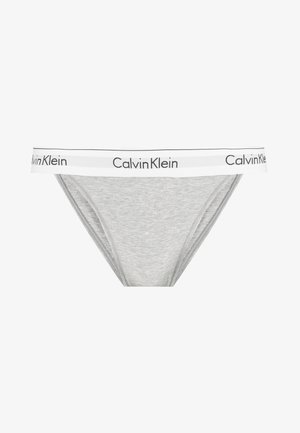 Grå bomuldsboxer med et hvidt elastisk livbånd, der har sort "Calvin Klein" logo. Glat tekstur og standard bikini-cut design.