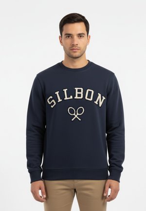 Sudadera de color azul marino hecha de un material suave, con un logo elevado de "SILBON" y un gráfico de tijeras, además de puños y bajo acanalados.