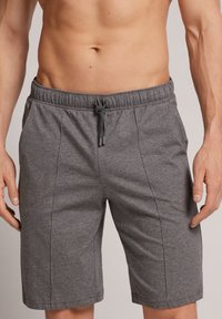 Graue Sport shorts mit einem elastischen Bund und Kordelzug, versehen mit lässigen Seitennähten und einem knielangen Design.