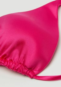 Rosa Satin-Bikinitop mit dreieckiger Form, gerafften Details und dünnen verstellbaren Trägern für eine individuelle Passform.