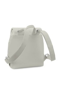 Světlě šedá kabelka s hladkým povrchem, nastavitelnými popruhy a stříbrnými detaily. Má strukturovaný tvar a zaoblenou horní část.