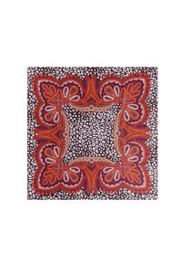 Quadratisches Tuch mit braunem Hintergrund und Leopardenflecken. Kräftige, filigrane Blumen- und Paisleymuster in Orange und Weiß.