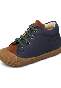 Scarpa in pelle blu e marrone con lacci verdi, punta rotonda, suola in gomma marrone testurizzata e tomaia cucita. Presenta un logo stampato di lato.