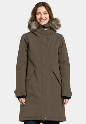 Khaki waterdichte parka met een bontgevoerde capuchon, twee voorzakken en duimgaten in de mouwen. Heeft een rechte pasvorm en een gladde stofstructuur.