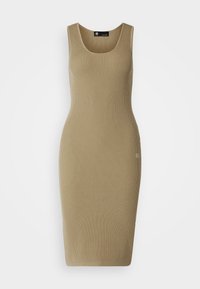 Bež ribana midi obleka z oprijetim silhueto, širokim izrezom in brez rokavov, ki prikazuje teksturirano pleteno tkanino.