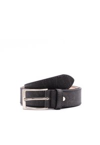 Czarny skórzany pasek z fakturowanym wykończeniem, z metalową klamrą w srebrnym odcieniu oraz gładką pętlą. Krawędzie są starannie obszyte.