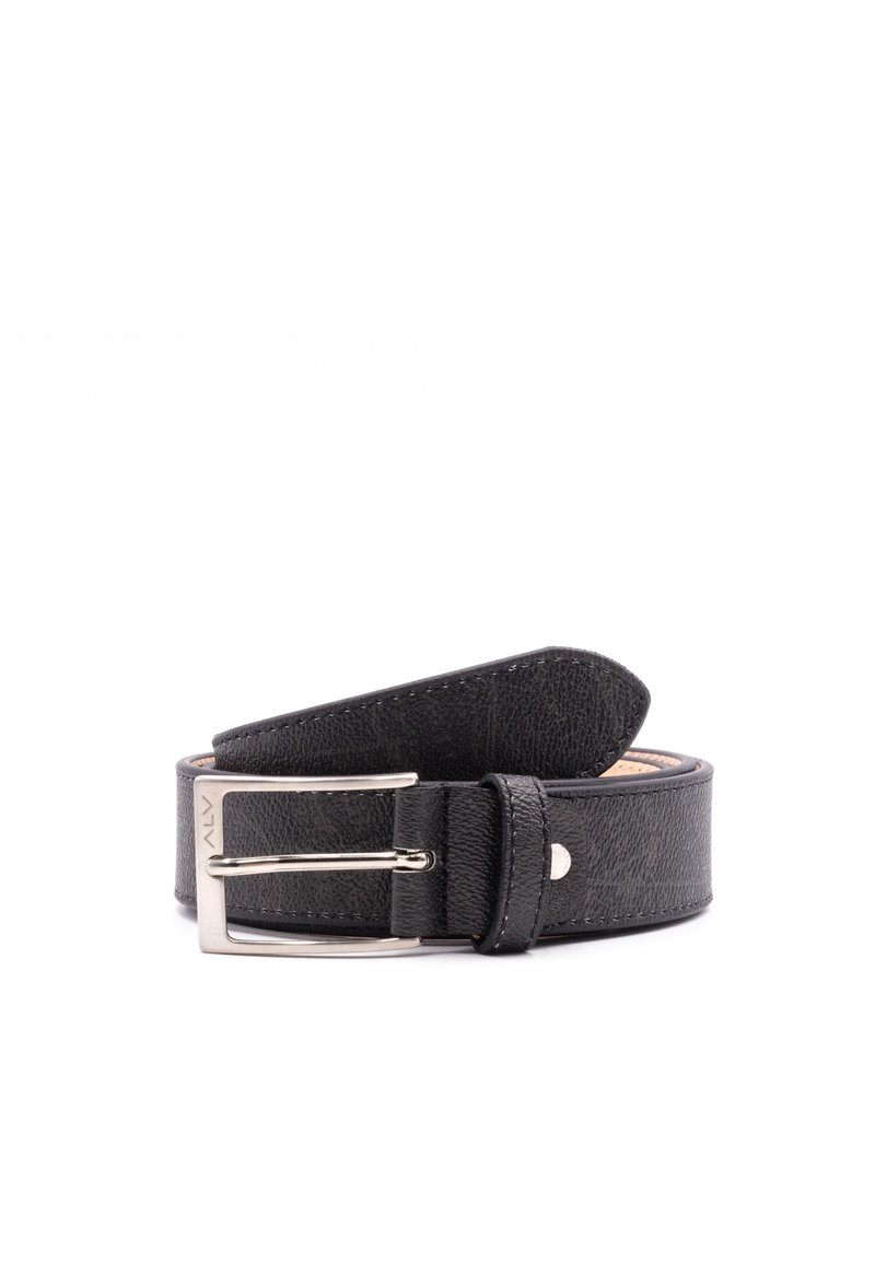 Czarny skórzany pasek z fakturowanym wykończeniem, z metalową klamrą w srebrnym odcieniu oraz gładką pętlą. Krawędzie są starannie obszyte.