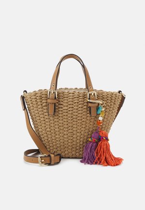Geweven strohandtas met handvatten en verstelbare riem van lichtbruin leer, gedecoreerd met paarse en oranje kwastjes en kleurrijke kralen.