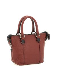 Piccola borsa in pelle rossa con texture marrone, dotata di due manici, cerniera nera e anelli argentati, su sfondo bianco.