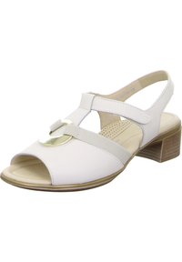 Witte open teen sandalen met een getextureerde bovenkant, een gouden accent gesp, elastische banden en een lage houten hak. Geperforeerde binnenzool voor ademend vermogen.