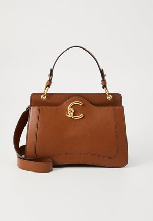 Ruda odinė rankinė su tvirtu pavidalu, turinti aukso tono logotipo užsegimą ir nuimamą peties diržą. Sklandi tekstūra ir minimalistiškas dizainas.