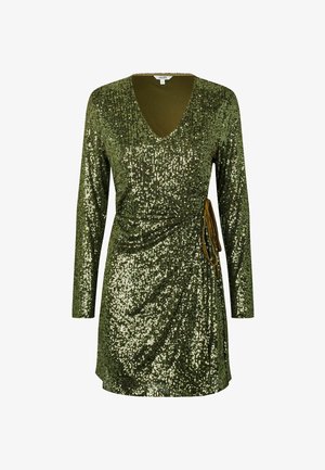 Zelena obleka s sequinom, z V-izrezom, dolgimi rokavi in zavitjem. Ima stranski detajl s trakom in gladko teksturo tkanine.