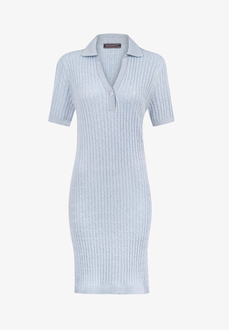 Robe polo tricotée bleu clair avec une texture en côtes verticales, des manches courtes et une patte de boutonnage à trois boutons au niveau du col.