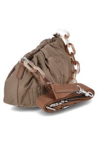 Borsa a mano in tessuto marrone con design arricciato, dotata di una tracolla in catena traslucida e di una tracolla in tessuto marrone. Dettagli di cucitura notevoli.