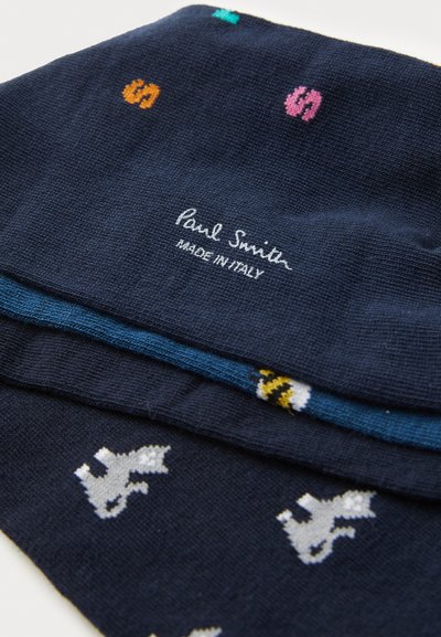 Sciarpa lavorata a maglia blu navy con motivi multicolori, tra cui motivi animali e loghi, con il marchio "Paul Smith" e "MADE IN ITALY."