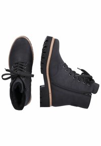 Bottines en cuir noir à bout rond, avec un laçage à l'avant, une fermeture éclair sur le côté et une semelle marron contrastante, dotées d'un motif de semelle robuste.