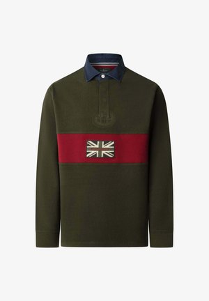 Oliivinvihreä pitkähihainen paita, jossa on tummansininen kaulus, punainen vaakasuora raita ja Union Jack -merkki. Varustettu napillisella kauluksella ja teksturoidulla kankaalla.