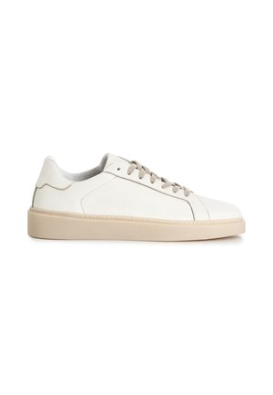 Biały niski skórzany sneaker z beżową podeszwą i pasującymi beżowymi sznurowadłami, widok z boku na białym tle.