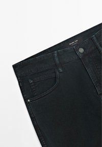 Jeans in denim nero con un classico design a cinque tasche, dotati di chiusura frontale con bottone e una leggera texture sbiadita. Etichetta Massimo Dutti visibile.
