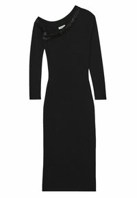 Robe noire tricotée à manches longues et décolleté asymétrique. Présente un détail en frange texturé noir autour du décolleté. Coupe ajustée.