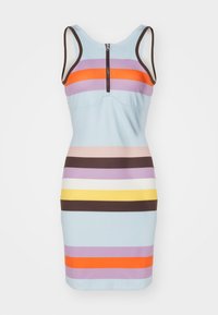 Robe bleu clair sans manches avec des rayures horizontales orange, violet, marron, rose, blanc et jaune, et une fermeture éclair sur le devant en haut.