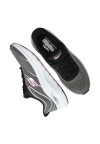 Grijze sport schoenen met een bovenkant van mesh, zwarte veters, witte tussenzool en roze accenten. Heeft een dikke zool en een slank ontwerp.