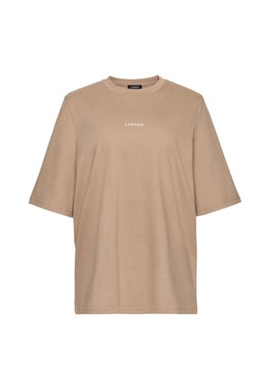 Beżowy oversize t-shirt z krótkim rękawem, okrągłym kołnierzem i białym logo "LAMANIA" umieszczonym na środku klatki piersiowej.