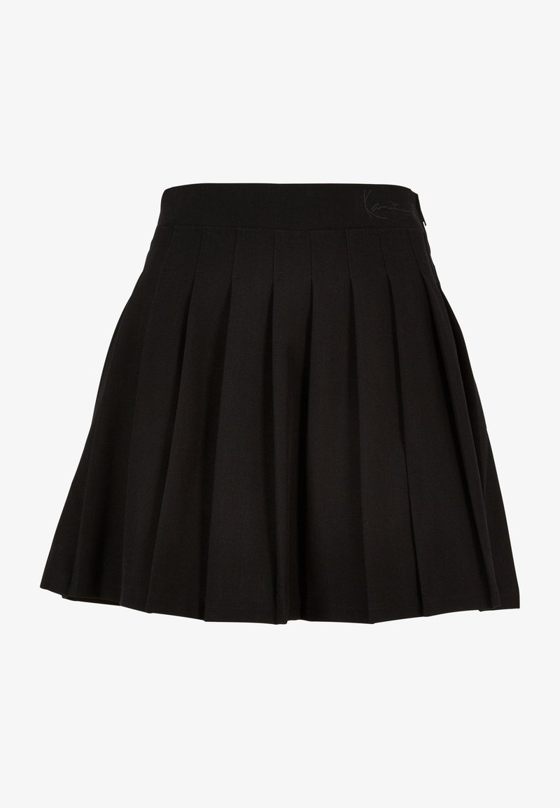 Jupe plissée noire avec une large ceinture et un détail subtil de logo sur le côté droit, style longueur genou, texture de tissu lisse.