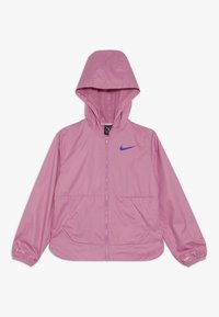 Veste légère rose clair avec capuche, fermeture éclair à l'avant et poches latérales. Présente un logo Nike bleu sur la poitrine gauche. Texture lisse.