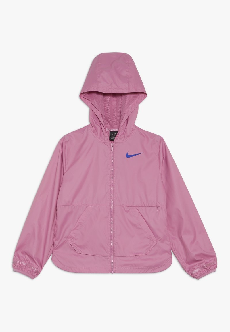 Veste légère rose clair avec capuche, fermeture éclair à l'avant et poches latérales. Présente un logo Nike bleu sur la poitrine gauche. Texture lisse.