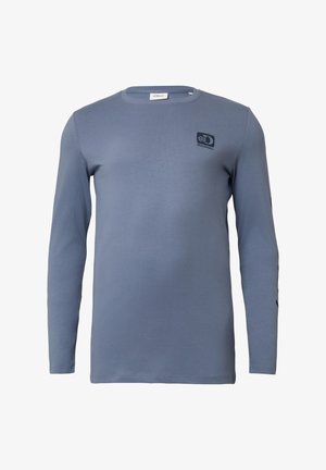 Lange mouwen lichtblauw crewneck shirt met klein zwart Discovery logo op de linkerkant van de borst en subtiele merktekst op de linkermouw.