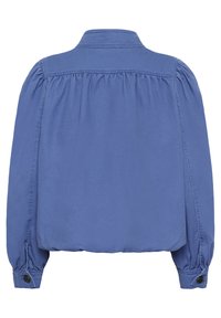 Modra srajca z dolgimi rokavi in ovratnikom, z nabranimi detajli na hrbtni strani in z gumbnimi manšetami. Narejena je iz gladkega, enobarvnega blaga.