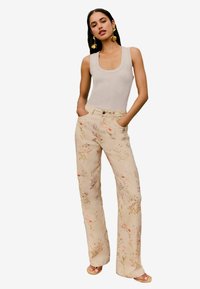 Niewybrane, cream floral