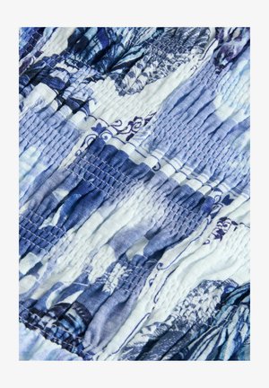 Textúrált anyag kék és fehér árnyalatokban, begyűrt részekkel, absztrakt virágmintákkal és puha, nyújtható anyaggal.