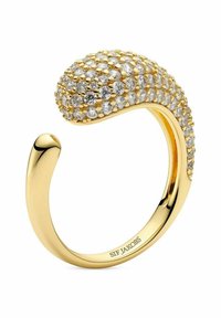 Guldmetallring med en böjd design, förseddd med en texturerad yta prydd med klara, runda kristaller som sitter tätt i ett klustermönster.